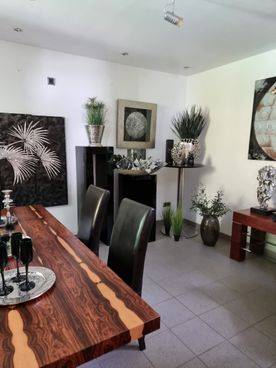 Foto Holztisch mit Stühlen