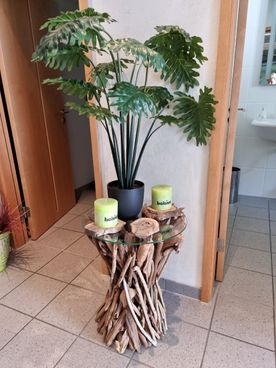 Foto Holztisch mit Pflanze