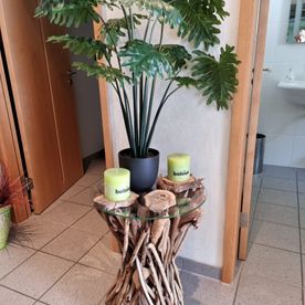 Foto Holztisch mit Pflanze