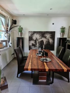Foto Holztisch mit Stühlen