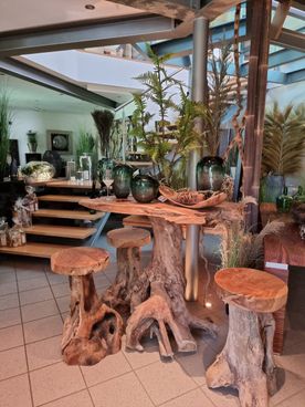 Foto Holzmöbel neben Treppe